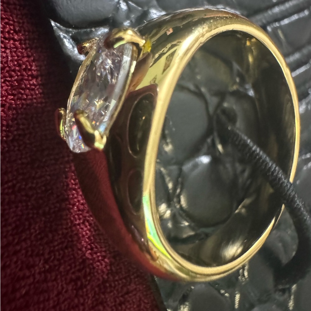 Stone gold ring